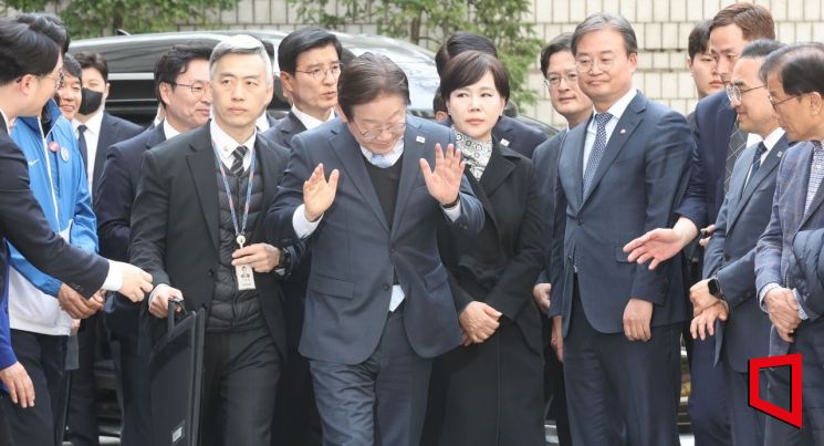 [포토] 항소심에 방탄복 입고 도착한 이재명 대표