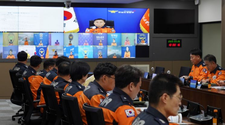 전남소방본부는 26일 22개 소방서장 등 현장 지휘관 50여 명이 참석한 가운데 지휘관 영상회의를 열고, 봄철 산불 예방을 위한 다양한 의견을 교류했다. 전남도 제공