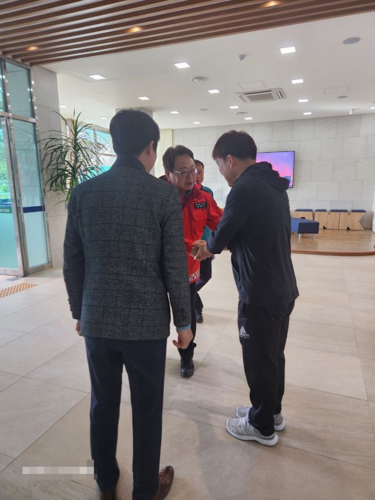 대피장소인 농협은행 백암수련원을 방문한 손병복 군수(가운데). 울진군 제공