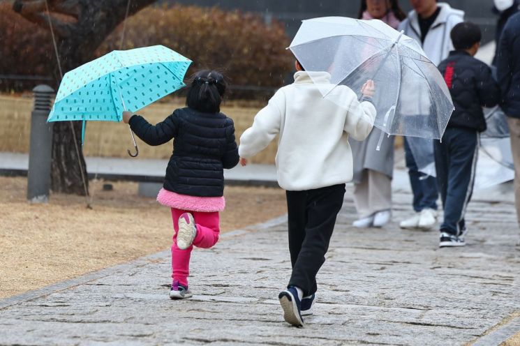 광주와 전남은 27일 흐린 가운데 5~20㎜의 비가 내리고, 일부 지역엔 천둥·번개와 돌풍이 동반될 것으로 예보됐다. 낮 기온은 전날보다 다소 낮아지겠고, 초미세먼지는 오후부터 ‘나쁨’ 수준을 보이겠다. 연합뉴스