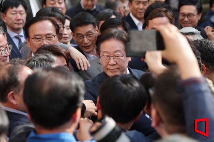 이재명 더불어민주당 대표가 26일 서울고등법원에서 열린 공직선거법 위반 사건 항소심에서 무죄를 선고받은 뒤 동료 의원들과 악수하고 있다. 2025.3.26 사진공동취재단