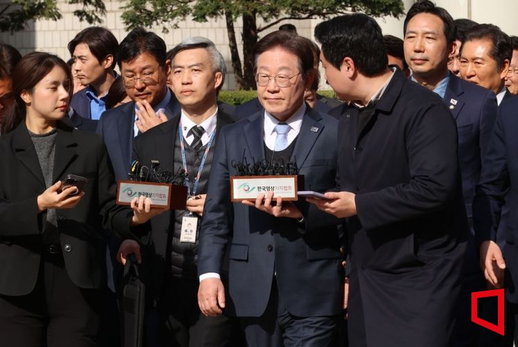 이재명 더불어민주당 대표가 26일 서울고등법원에서 열린 공직선거법 위반 사건 항소심에서 무죄를 선고받은 뒤 법원에서 나서고 있다. 2025.3.26 사진공동취재단