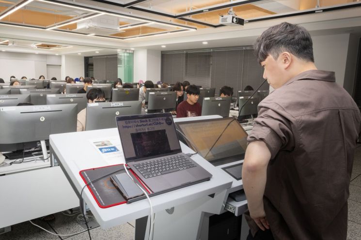 광주대학교가 세계적인 클라우드 서비스 기업 아마존 웹 서비스(AWS)와 국내대학 최초로 AI 플랫폼 기반 수업을 도입했다. 광주대학교 제공