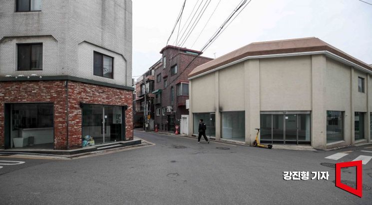 경기침체 한파가 강남 상권에도 불어 닥쳤다. 강남을 대표하는 핫플레이스 중 하나로 꼽히는 신사동 가로수길 상점이 텅텅 비어 흉물로 변했다. 작년 4분기 기준으로 공실률이 무려 41.2%다. 강진형 기자