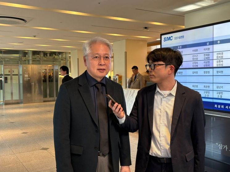 권봉석 LG 대표이사 부회장이 26일 고(故) 한종희 삼성전자 대표이사 부회장 빈소가 마련된 서울 강남구 삼성서울병원 장례식장에서 조문을 마치고 나오며 취재진의 질문에 답하고 있다.