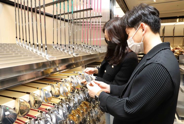 신세계백화점 강남점 골프샵 매장에서 고객들이 용품을 둘러보고 있다. 신세계백화점 제공