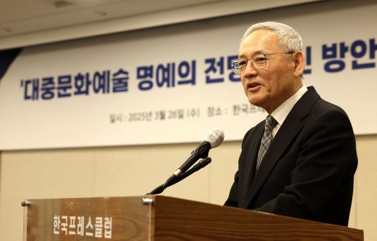 유인촌 문화체육관광부 장관이 26일 서울 중구 한국프레스센터에서 열린 '대중문화예술 명예의 전당 추진 방안 세미나'에서 인사말을 하고 있다.   [사진 제공= 문화체육관광부]