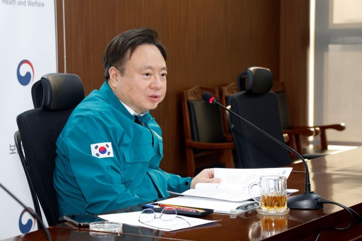 조규홍 보건복지부 장관이 26일 울산-경북-경남 지역 산불 발생에 대응해 긴급 상황점검회의를 열고 재난 대응체계 확대 개편 및 이재민 지원 상황 등을 점검했다. 보건복지부 제공