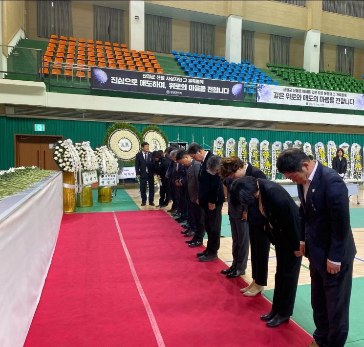 홍태용 경남 김해시장과 김해시 관계자들이 산청군 산불 순직자 합동분향소에서 고인들을 추모하고 있다. 김해시청 제공