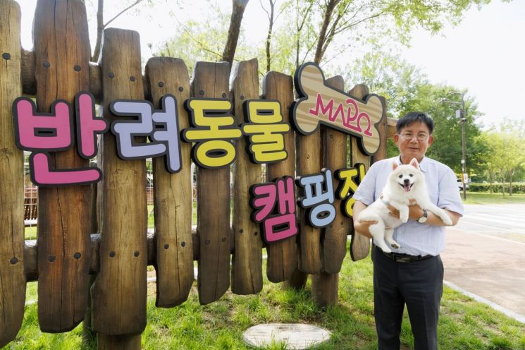 “댕댕아! 한강보며 캠핑하자”... 마포구 반려동물 캠핑장 개장