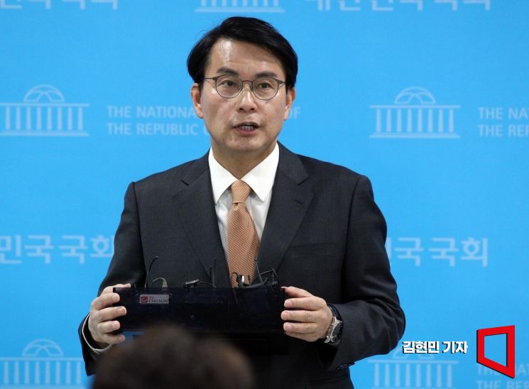 윤상현 국민의힘 의원이 25일 국회에서 취재진의 질문에 답하고 있다. 2025.3.25 김현민 기자