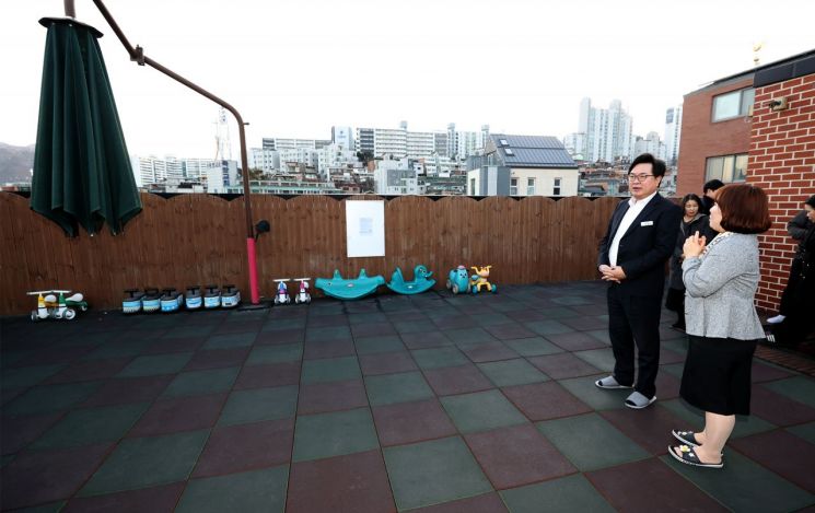 박일하 동작구청장이 지난 2월 구립 이수어린이집을 방문해 시설을 둘러보고 있다. 동작구 제공.
