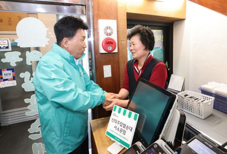 함영주 하나금융 회장, 연임 후 첫 행보로 소상공인 찾아 