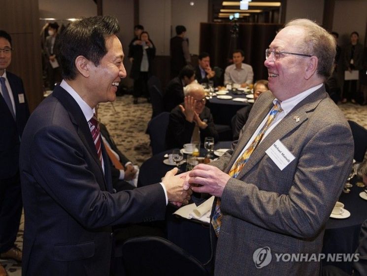 오세훈 서울시장이 27일 서울 중구 롯데호텔에서 세계경제연구원 주최로 열린 간담회에 참석해 강연자로 초청된 전 영국 런던 경제특구 시장 마이클 마이넬리 지옌그룹 회장과 만나 인사하고 있다. 연합뉴스