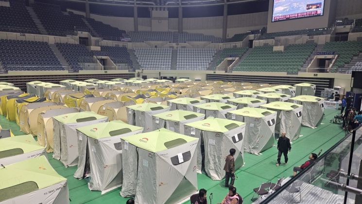 안동체육관에 설치된 구호물품. 희망브리지 제공