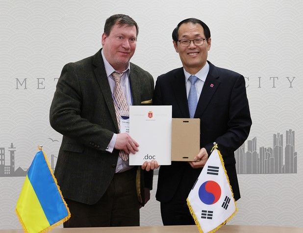 이준승 부산시 행정부시장(오른쪽)이 우크라이나 경제사절단 대표를 만나 인사를 나누고 있다.