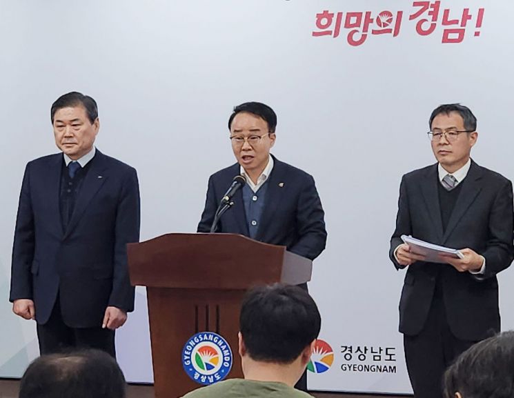 박성호(가운데) 부산진해경제자유구역청장이 17일 경남도청 프레스센터에서 ‘웅동1지구 개발사업 정상화’ 브리핑을 하고 있다.(왼쪽 김권수 경남개발공사 사장. 오른쪽 허동식 부산진해경제자유구역청 개발본부장) 부산진해경자청 제공
