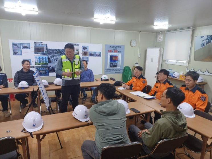 광주 동부소방서는 동구 광산동에 위치한 국립아시아문화전당 옛 전남도청 복원공사 현장을 방문해 화재예방 및 현장 안전지도를 실시했다. 광주 동부소방서 제공