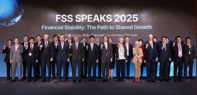 금융감독원이 27일 서울 여의도 한국경제인협회에서 개최한 'FSS SPEAKS 2025'에 참가한 관계자들이 기념촬영을 하고 있다. 
앞줄 왼쪽부터 션 블레이클리 영국상공회의소 회장, 왕치림 중국대사관 경제공사, 페이터 반 더 플리트 네덜란드 대사, 에릭 테오 싱가포르 대사, 콜린 크룩스 영국 대사, 이복현 금융감독원장, 미즈시마 코이치 일본 대사, 다그마 슈미트 타르탈리 스위스 대사, 에밀리아 가토 이탈리아 대사, 필립 반 후프 유럽상공회의소 회장, 이안 웡 대화은행 그룹 해외사업대표, 송영록 메트라이프 대표. 금감원 제공
