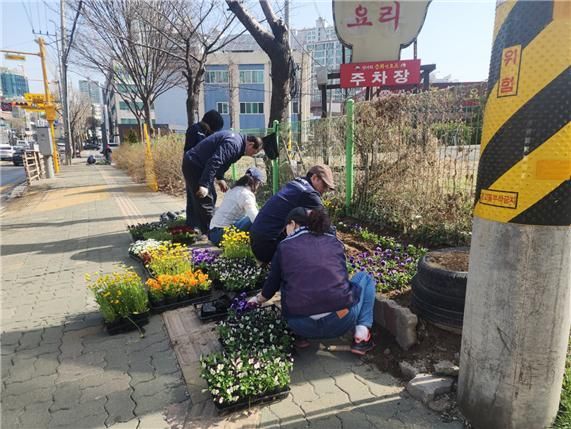 구리시 인창동행정복지센터가 지난 26일 봄을 맞아 도심 곳곳에 봄꽃을 식재하고 있다. 구리시 제공