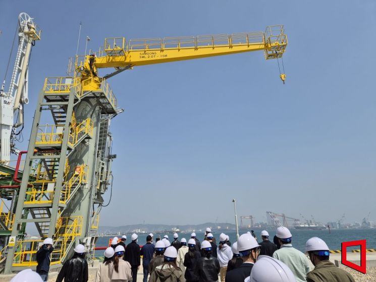 SK가스가 한국석유공사와 합작해 만든 '코리아에너지터미널'에 마련된 액화천연가스(LNG) 벙커링 장비. 2025.03.25. 오지은 기자