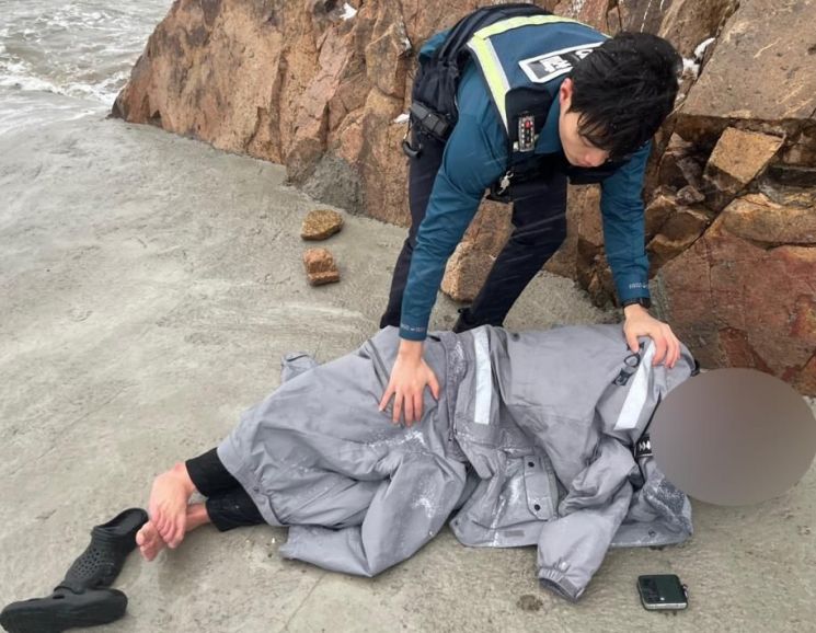 경찰이 신고 내용을 알 수 없는 112 문자 메시지를 허투루 여기지 않고 출동해 30대 남성을 구조한 사실이 뒤늦게 알려졌다. 27일 연합뉴스에 따르면, 지난 18일 오전 6시 58분쯤 인천경찰청 112 치안 종합상황실에 신고 내용을 알 수 없는 'ㄴ,ㅇㄹ,야' 문자 메시지가 도착했다. 인천중부경찰서 제공