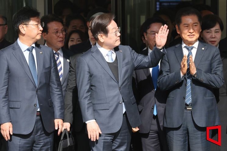 이재명 더불어민주당 대표가 26일 서울고등법원에서 열린 공직선거법 위반 사건 항소심에서 무죄를 선고받은 뒤 지지자들을 향해 인사하고 있다. 사진공동취재단
