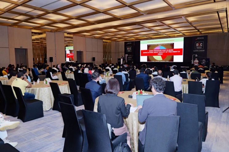 지난 16일 인도 벵갈루루에서 개최된 <DENTIS LAUNCH CONFERENCE>에서는 인도 전역에서 모인 치과 전문가들이 덴티스 제품에 관한 강의를 듣고, 최신 제품을 직접 체험하는 시간을 가졌다. 덴티스 제공