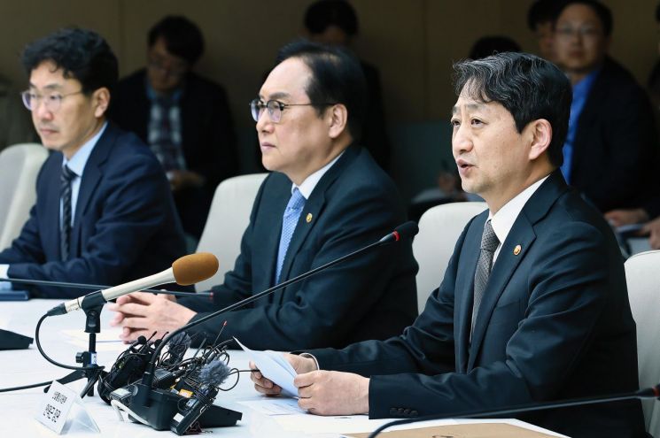 트럼프發 자동차 관세 충격…정부, 내달 비상대책 발표