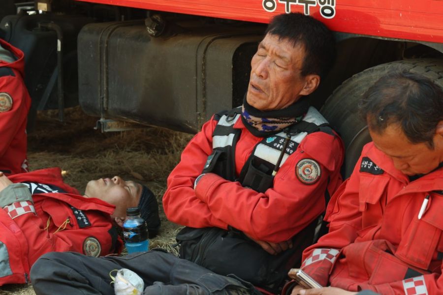 26일 오후 경남 산청군 시천면 산불 현장에서 진화대원들이 진화작업 중 휴식을 취하고 있다. 27일 경북 의성군 단촌면 방하리 산불 현장에 50사단과 2신속대응사단 장병 240여명이 산불 진화 지원작전에 나서고 있다. 경남 산청군 제공·연합뉴스