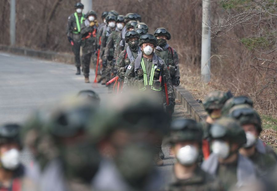 26일 오후 경남 산청군 시천면 산불 현장에서 진화대원들이 진화작업 중 휴식을 취하고 있다. 27일 경북 의성군 단촌면 방하리 산불 현장에 50사단과 2신속대응사단 장병 240여명이 산불 진화 지원작전에 나서고 있다. 경남 산청군 제공·연합뉴스
