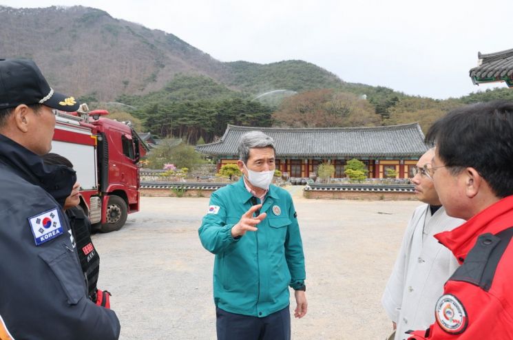 이강덕 포항시장이 북구 송라면에 위치한 보경사를 찾아 시설을 둘러보고 있다. 포항시 제공