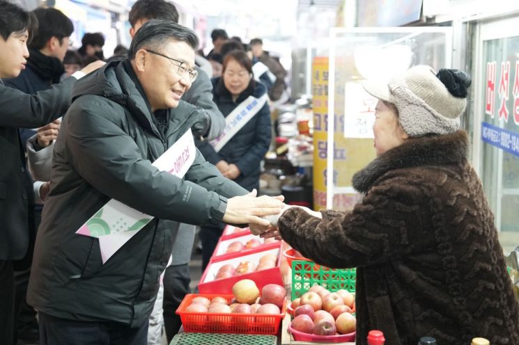 류경기 중랑구청장(왼쪽)이 시장을 찾아 상인을 격려하고 있다.