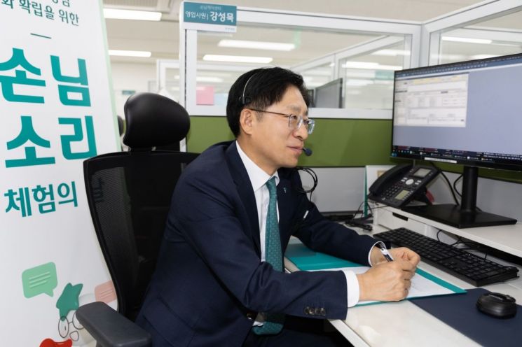 강성묵 하나증권 대표가 지난 26일 손님 소리 체험의 날에 참여해 고객과 상담하고 있다.