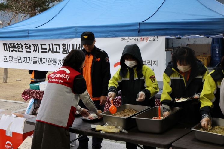 28일 오전 경남 산청군 덕산초등학교에서 희망브리지 전국재해구호협회 관계자들이 소방관들에게 식사를 지원하고 있다. 희망브리지 제공
