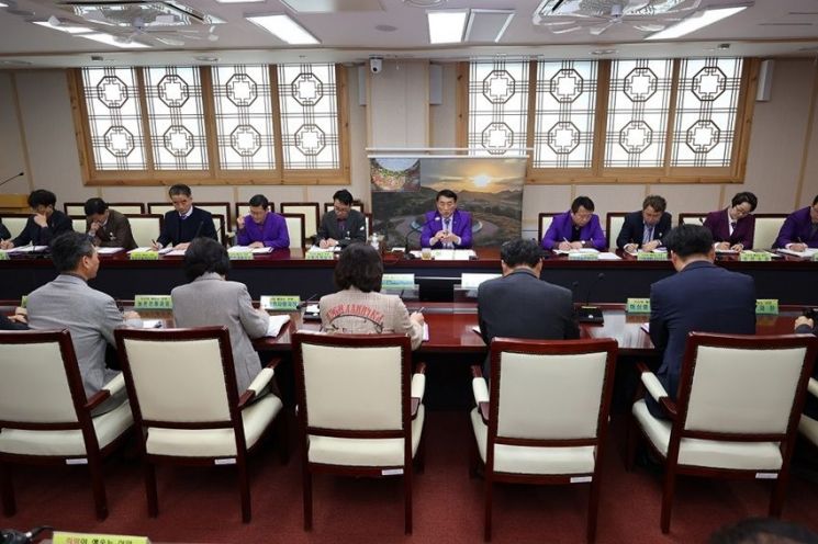 Shinan County Shifts to Acting Authority System with Deputy Governor Kim Daein