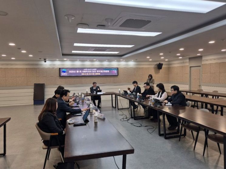 의정부시가 지난 26일 시청 중회의실에서 ‘2025년 제1차 사회복지사 등의 처우개선위원회 회의’를 개최하고 있다. 의정부시 제공