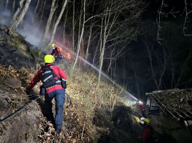 산림청 산불 공중진화대가 야간 진화활동을 벌이고 있다. 산림청 제공