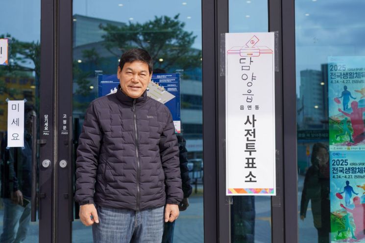 28일 오전 6시 20분 담양 금성초등학교 체육관에 마련된 사전투표소 앞에서 정철원 조국혁신당 담양군수 후보가 투표에 앞서 포즈를 취했다. 정철원 후보 제공