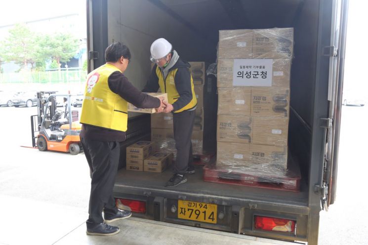 일동제약 천안물류센터에서 기부 물품을 상차하고 있다. 사진제공=일동제약