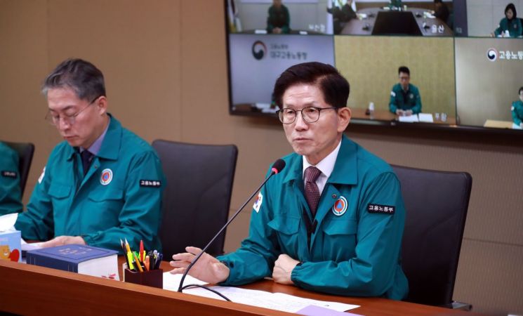 김문수 고용노동부 장관이 28일 열린 산불 피해 긴급 상황점검회의에서 발언하고 있다. 고용부 제공