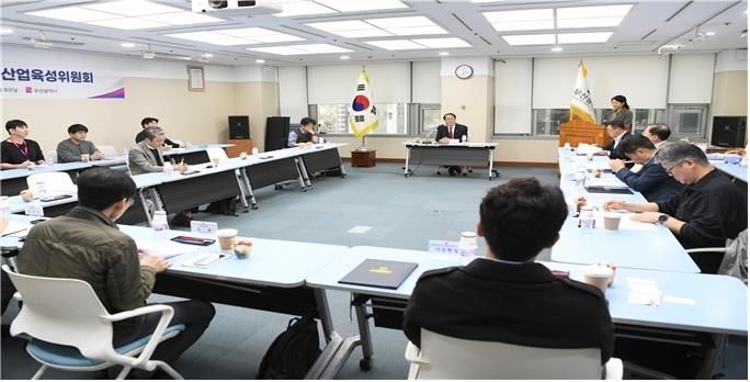 이준승 부산시 행정부시장이 지난 27일 2025년 제1회 부산시 반도체산업육성위원회 회의를 진행하고 있다.