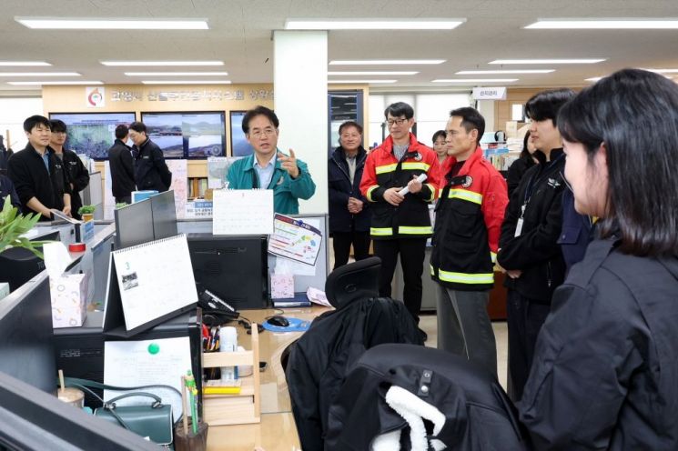 이동환 고양특례시장은 지난 27일 산불방지 대책본부를 방문해 직원들을 격려하고 대형산불 대비태세를 점검하고 있다. 고양특례시 제공