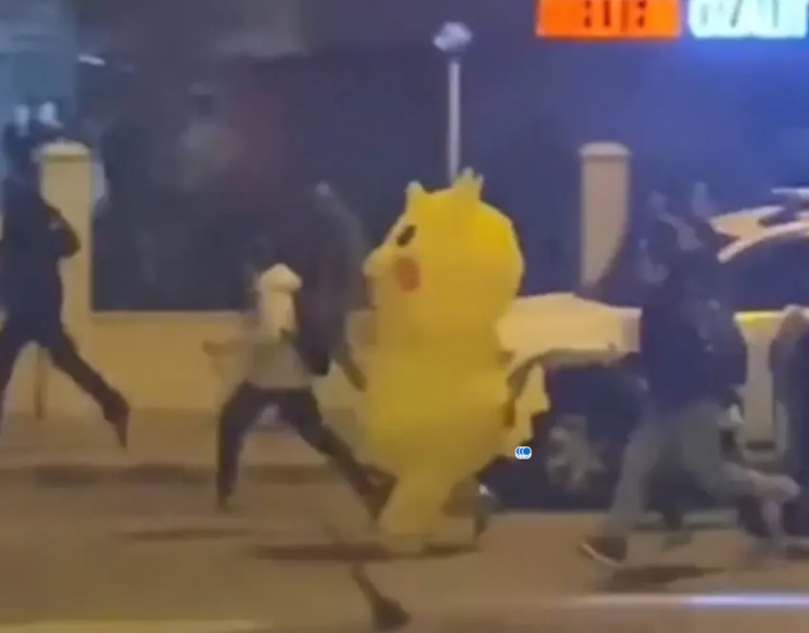 경찰에 쫓기고 최루탄 맞은 피카추…튀르키예서 무슨 일?