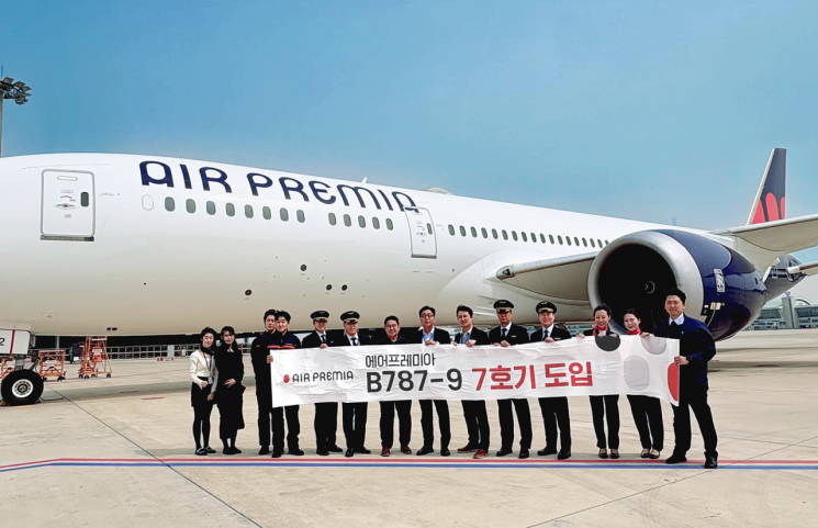 김재현 에어프레미아 대표이사(오른쪽 일곱 번째)를 비롯한 임직원들이 지난 27일 오후 인천국제공항 활주로에서 열린 7호기 도입 행사에서 기념촬영을 하고 있다. 에어프레미아 제공