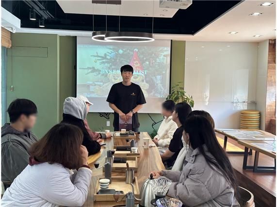 힐링빈즈 김정윤 강사가 바리스타와 함께하는 커피이야기를 진행하고 있다.