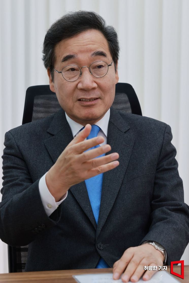 이 전 총리는 "윤 대통령을 파면해야 한다"며 "파면 찬성 숫자가 재판관 6명이 안 되는 것 같다"고 말했다. 허영한 기자