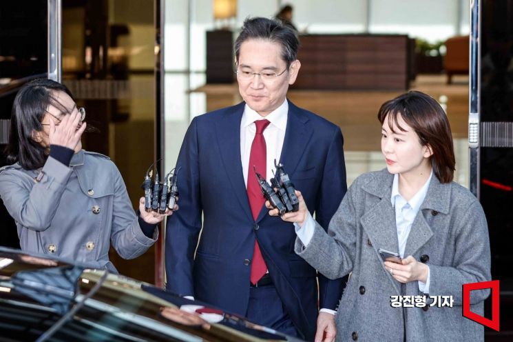 이재용 삼성전자 회장이 지난 3월 28일 서울 강서구 김포공항 비즈니스항공센터를 통해 귀국 하고 있다. 강진형 기자
