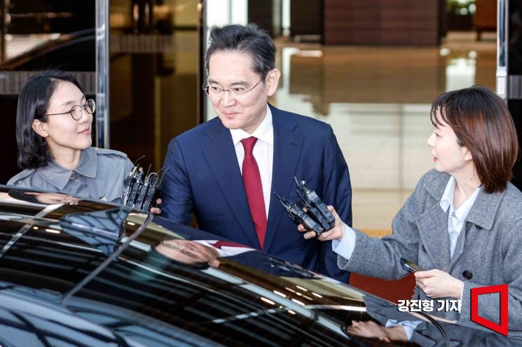 시진핑 중국 국가주석을 만난 이재용 삼성전자 회장이 28일 서울 강서구 김포공항 비즈니스항공센터를 통해 귀국 하고 있다. 2025.3.28. 강진형 기자