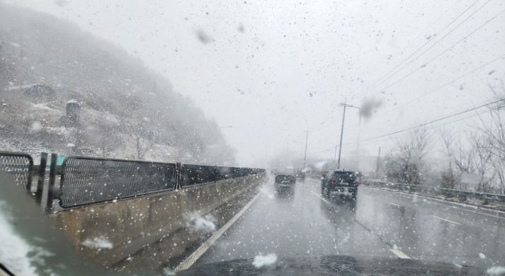 경기북부지역 '3월의 폭설'…기온 큰 폭으로 떨어져